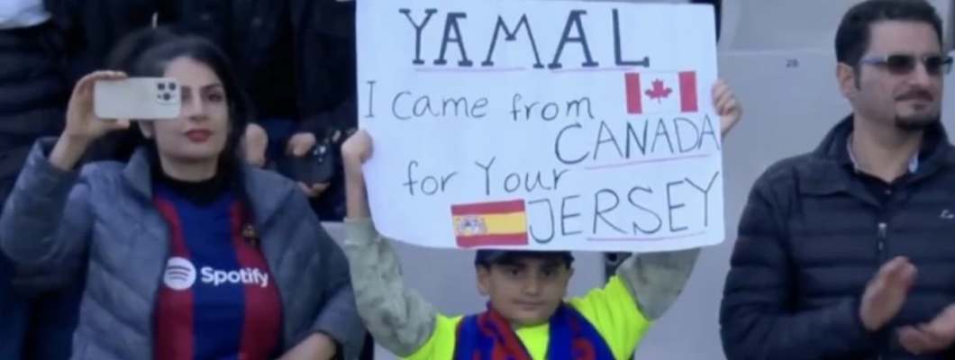 De unge fans på stedet holdt bannere for at bede om trøje