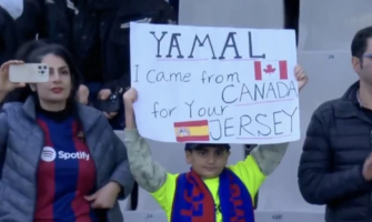 De unge fans på stedet holdt bannere for at bede om trøje