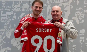 90-årig fan modtager signeret trøje